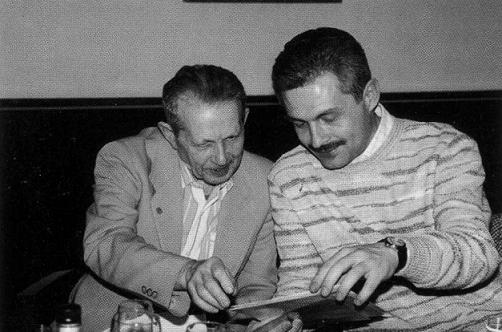 И. М. Шайкин и Л. Н. Раппопорт обсуждают программу издания книги. Москва, март 2001 года