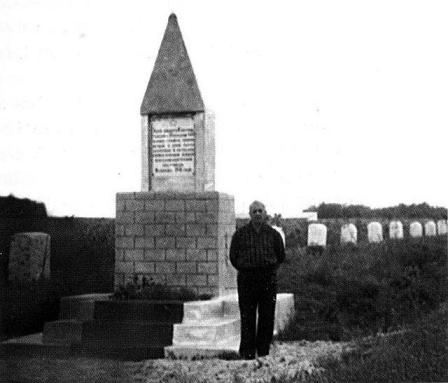 Яков Шайкин у памятника в с. М. Сейдеменуха. Сентябрь 1971 года
